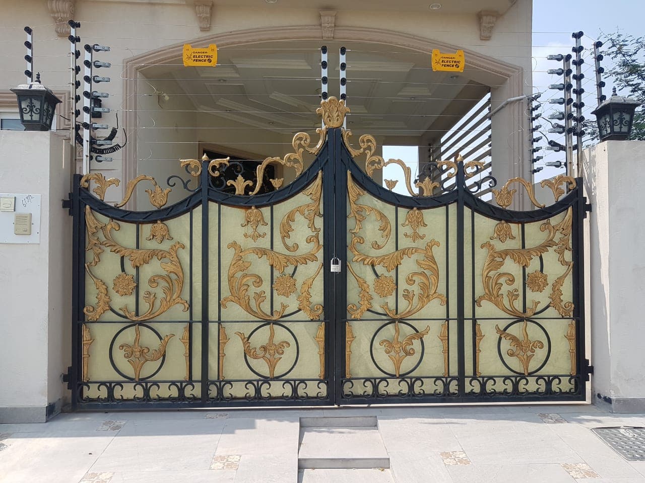 Royal Golden Double Leaf Gate