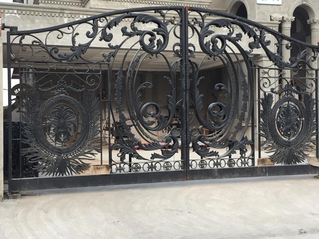 Royal Black Statement Gate